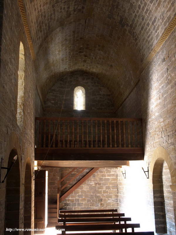 INTERIOR DE LA NAVE HACIA LOS PIES